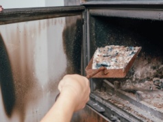 Zamiast wyrzucać, zbieram popiół z pieca. Troszkę wody w szklance i jest dużo łatwiej