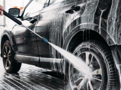 Tragedia w myjni samochodowej. Nie żyje mężczyzna, który wpadł do kanału