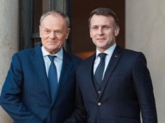 Tusk na szczycie w Paryżu. Przywitał go Macron