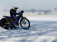 Żużel. Parnicki nie wytrzymał bez motocykla! Wskoczył na… lód (WIDEO)