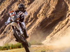 Pech Polaka podczas Rajdu Dakar. Najpierw wywrotka, a później jeszcze to...