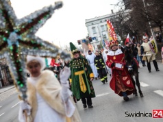 Orszak Trzech Króli przeszedł ulicami Świdnicy. „Podążajmy drogą, którą szli mędrcy”