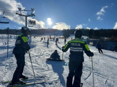 “Niebieskie patrole” na białym puchu. Policja na nartach wkracza na podkarpackie stoki