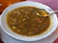Godzinami zalega i fermentuje w jelitach. Jedna z ulubionych polskich zup