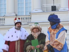 Tłumy na Trakcie Królewskim. Orszak Trzech Króli przeszedł przez Warszawę