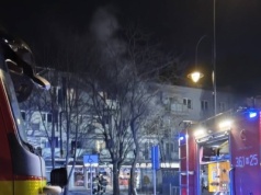 Wieczorny pożar bloku w Płocku. Mieszkańcy musieli uciekać w popłochu