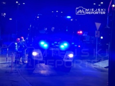 Poważny pożar mieszkania. Ogień wydobywał się przez okna. 5 osób trafiło do szpitala. Na miejscu pracują służby