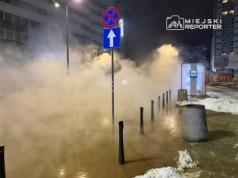 Pękła rura z gorącą wodą w centrum Warszawy. Gęsta para unosi się nad dzielnicą. Wyrwa na kilka metrów. Ulica zablokowana