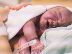 Miłość, VAT i strach. Tak państwa ratują dzietność