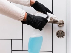 Białe drzwi zżółkły? Te domowe triki przywrócą im biel