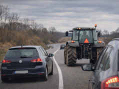 Wyprzedzanie traktora: kiedy wolno, a kiedy mandat?
