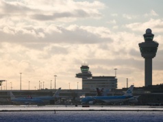 Paraliż w Amsterdamie. Lotnisko odwołało 600 lotów. Odmrażacz na wykończeniu. 85 tys. litrów dziennie