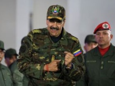 Dres Maduro hitem internetu. Ile kosztuje? Prawie się wyprzedał