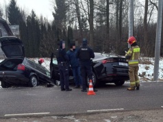 Kolizja dwóch aut w Nidku. Na miejscu wszystkie służby