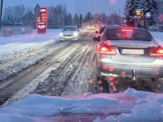 Rzeszów po śniegiem. 70 pojazdów odśnieża od nocy, miasto stanęło w korkach