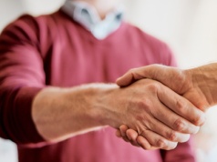 Dlaczego podajemy sobie ręce? To jeden z najstarszych gestów ludzkości