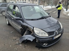 Zderzenie koło zamku. Dwie osobówki uszkodzone