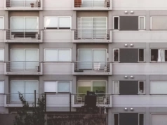 Ochrona przed słońcem i wiatrem – praktyczne sposoby na letni balkon