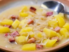 Rozgrzewa i wspiera odporność. Na Pomorzu zimą ratują się szarpakiem borowiackim