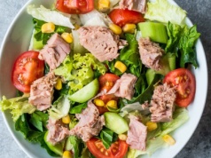 Sałatka nicejska z tuńczykiem i jajkiem – prosty przepis na zbilansowaną kolację