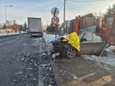 Poważny wypadek na drodze w Piekarzewie. Osobówka zderzyła się z tirem