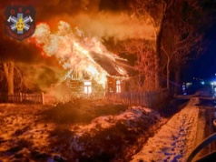 Pożar drewnianego domu jednorodzinnego. Budynek objęty był cały ogniem