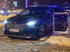 Kia zderzyła się z volkswagenem. Kierowcy wiedzieli, jak się zachować po kolizji