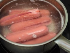 Sprawdził skład parówek. "Nikt o zdrowych zmysłach nie zjadłby"