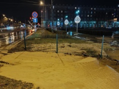 Specjalny beton trafi pod torowisko. Akcja na Placu Centralnym dobiega końca