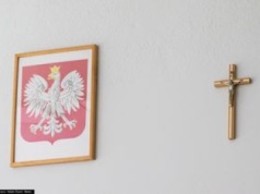 Nauczycielka wrzuciła krzyż do kosza. Jest reakcja wójta