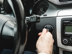 Tak niszczysz swój samochód. Lepiej zmień ten nawyk. Błąd popełnia wielu