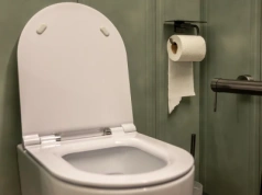 Wrzuć do WC zwykłą tabletkę. Pokazuję, jak usunąć osad w kilka chwil