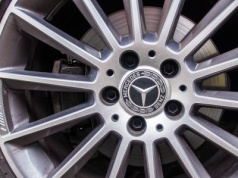 Ten Mercedes miał zniknąć, ale robi się niezły gulasz