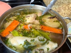 W tym momencie wrzuć warzywa do rosołu. Tak robią zawodowi kucharze