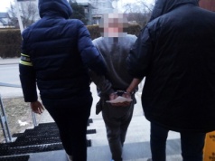 Nowy Sącz. Policjanci przyjechali ratować mu życie. Gdy otworzył drzwi, rzucił się na nich z nożem