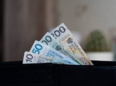 Wspólne konto to tykająca bomba. Komornik zabierze pieniądze z emerytury rodzica