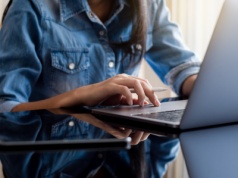 Wysoka cena bezpiecznych mediów społecznościowych. Moderatorka treści o swojej pracy