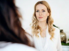 7 zdań, po których rozpoznasz osobę z „cichą” pewnością siebie. Nie musi robić wokół siebie szumu, żeby wzbudzać respekt