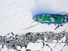 Zamarznięta Odra. Zakaz żeglugi i lodołamacze w akcji