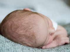 Ciemieniucha u niemowlaka – rytuał wyczesywania i nawilżania, który naprawdę działa