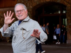 Co dalej z właścicielem TVN nie wiadomo. Ale wiemy, kto zarabia miliony na tej historii