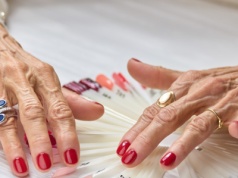 Przytulność swetra i szyk biżuterii. Subtelny glamour na paznokciach