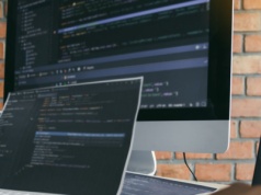 Seniorzy dominują, juniorzy mają problem - Rynek pracy IT 2025 w Polsce