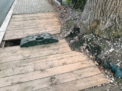 Drewniany chodnik uzupełnili… gumowa wkładką...