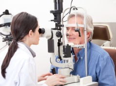 Prezbiopia, czyli starczowzroczność. Poznaj przyczyny i objawy pogorszenia wzroku wraz z wiekiem. Czy starczowzroczność można leczyć?