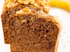 Chlebek bananowy z masłem orzechowym
