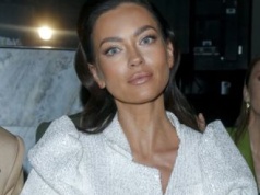 Stanęła w błyszczącej mini. Flesz zrobił swoje