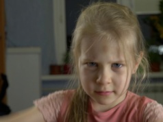 Jedno zdanie potrafi zatrzymać dziecięcy wybuch w sekundę. Większość rodziców nie ma pojęcia