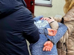 Spali w lesie i zażywali narkotyki. Policja zatrzymała rodziców trójki dzieci