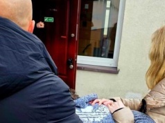 Rodzice z trójką małych dzieci spędzili noc w lesie